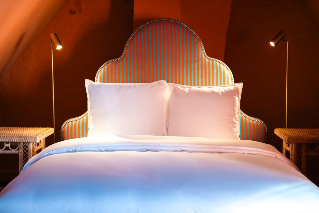 Cabecero a rayas de colores en un acogedor dormitorio de diseño en el Hotel Flora Antwerp