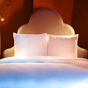 Kleurrijk gestreept hoofdeinde in gezellige design slaapkamer in Hotel Flora Antwerpen