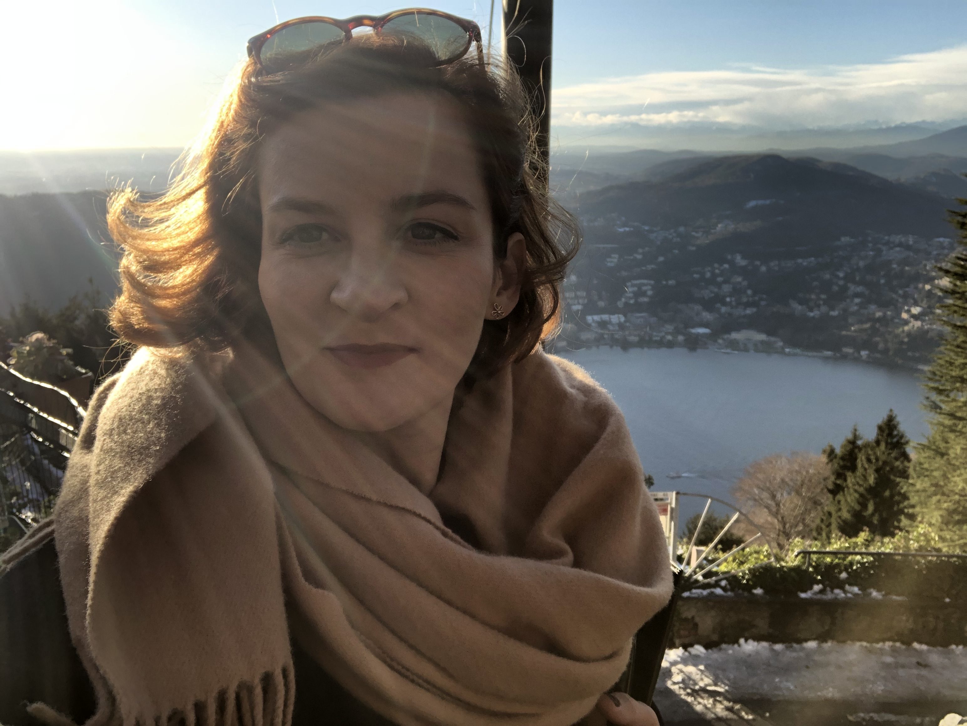 Veronika, anfitriona y cuentacuentos de Amberes con vistas al lago