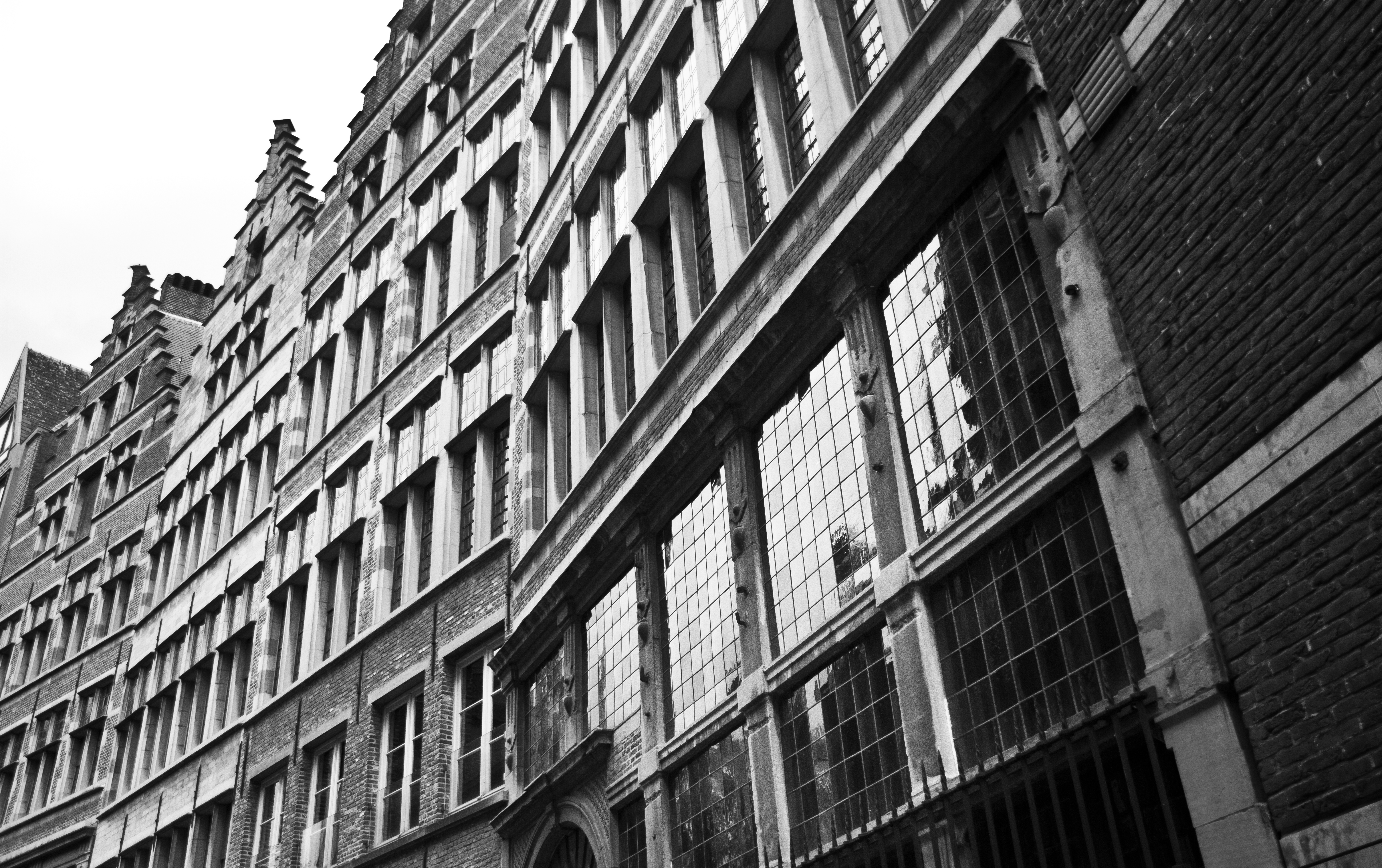 Históricas casas flamencas a dos aguas en el casco antiguo de Amberes foto en blanco y negro